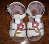 Sandale din piele albe cu floricica marime 20