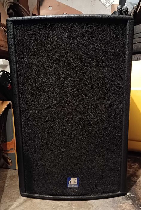 Boxe DB Arena 15 ca noi , cu huse originale.