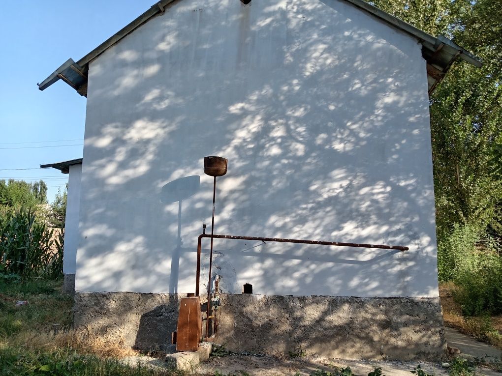 Hovli uy sotiladi