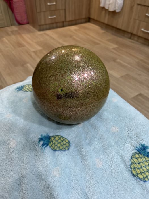 продам мяч для художественной гимнастики pastorelli 18,5см