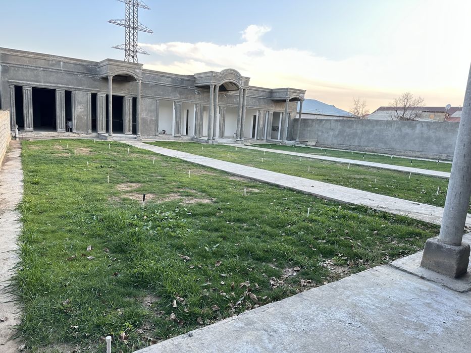 Uy sotliadi 12 sotih 7 hona yangi qurilgan pishkan gishdan 180 kvadrad