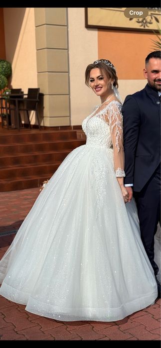 Vand rochie de mireasa alba+voal lung+crinolina