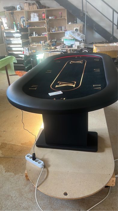 Masa Poker LV iluminata LED pe Customtables.eu Louis Vuitton Poker LED
