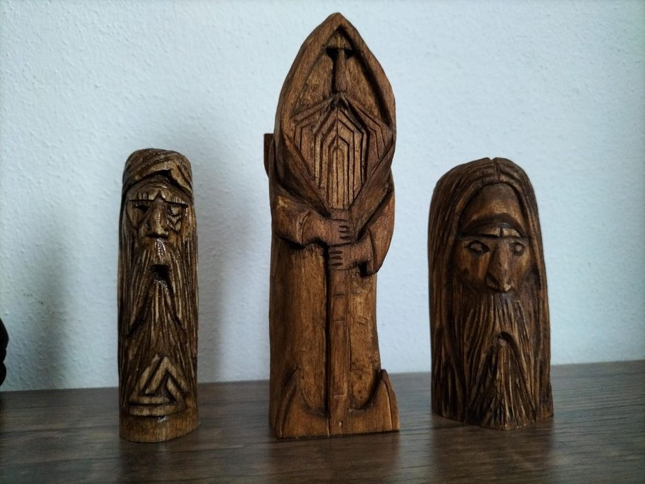 Sculpturi și topoare gravate
