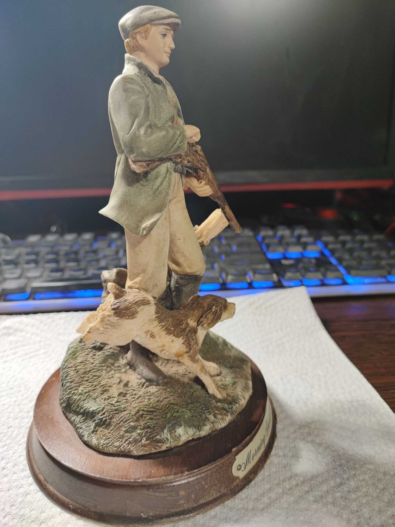 Statueta vintage cu vanator si caine