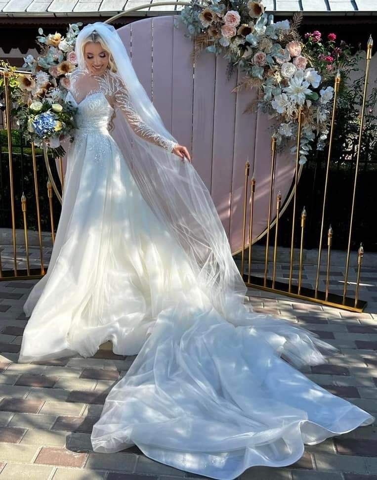Rochie mireasă cu trena lunga
