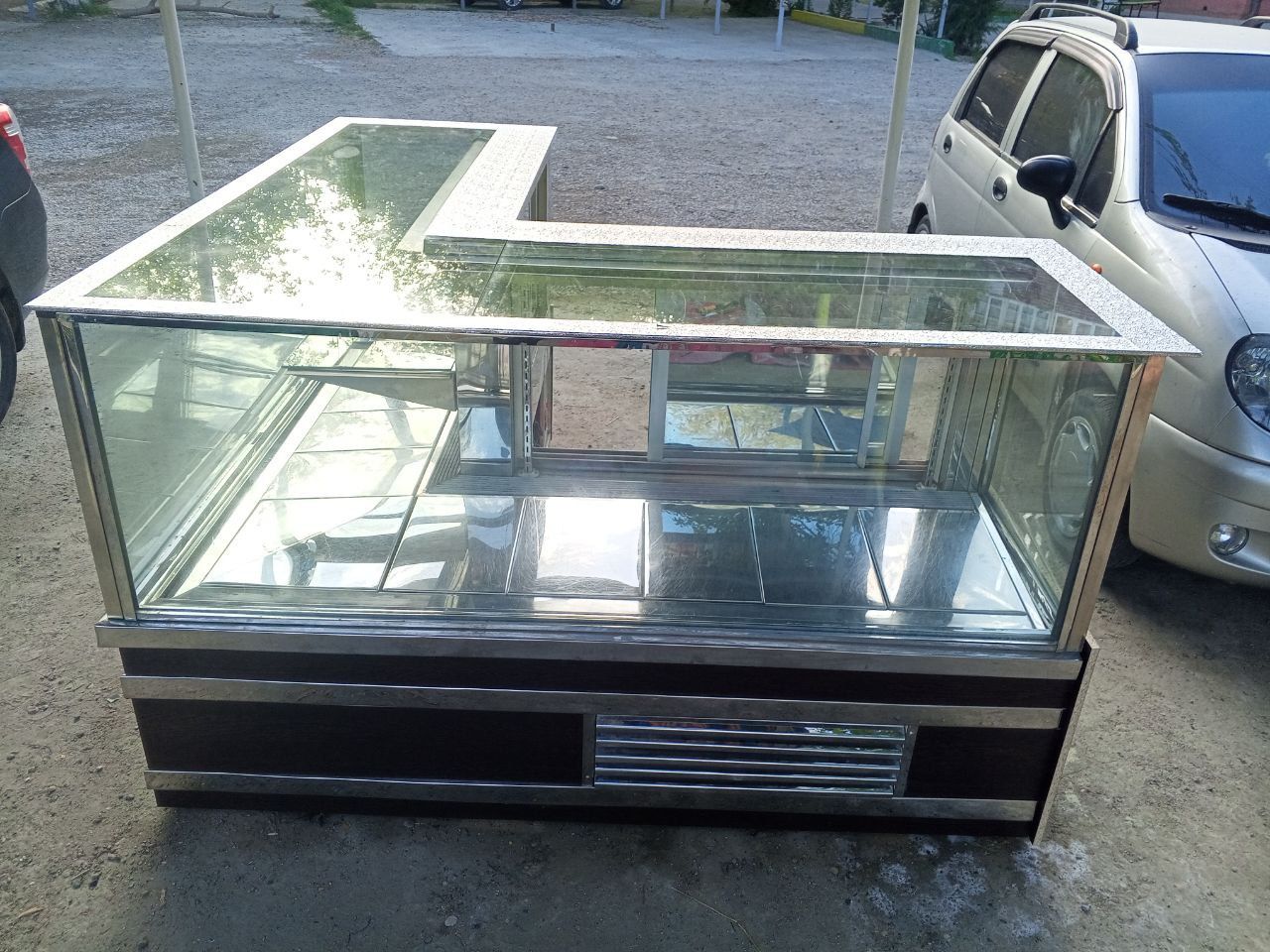 Срочно продаётся. Размер 180×180 витрины холодильник абсолютно новый с