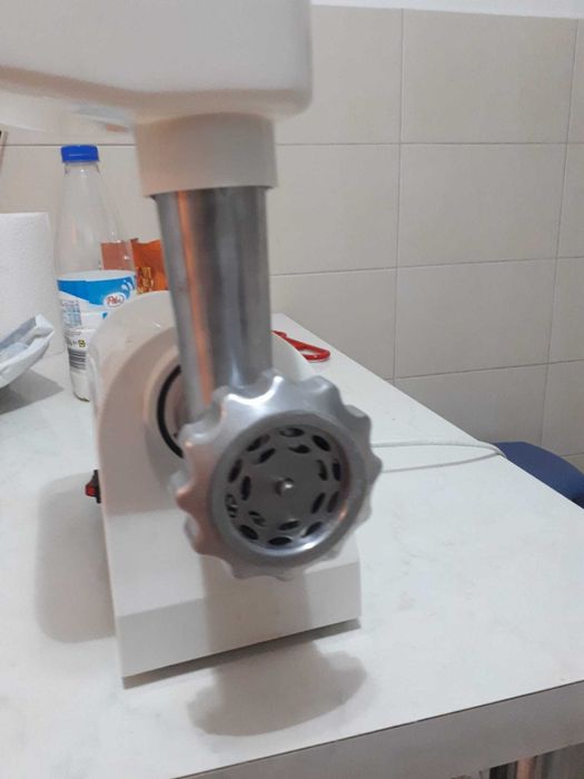 Vand masina electrica de tocat carne, defecta