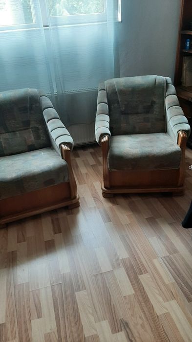 Vând 2 fotolii, un dulap haine, un minicuptor.