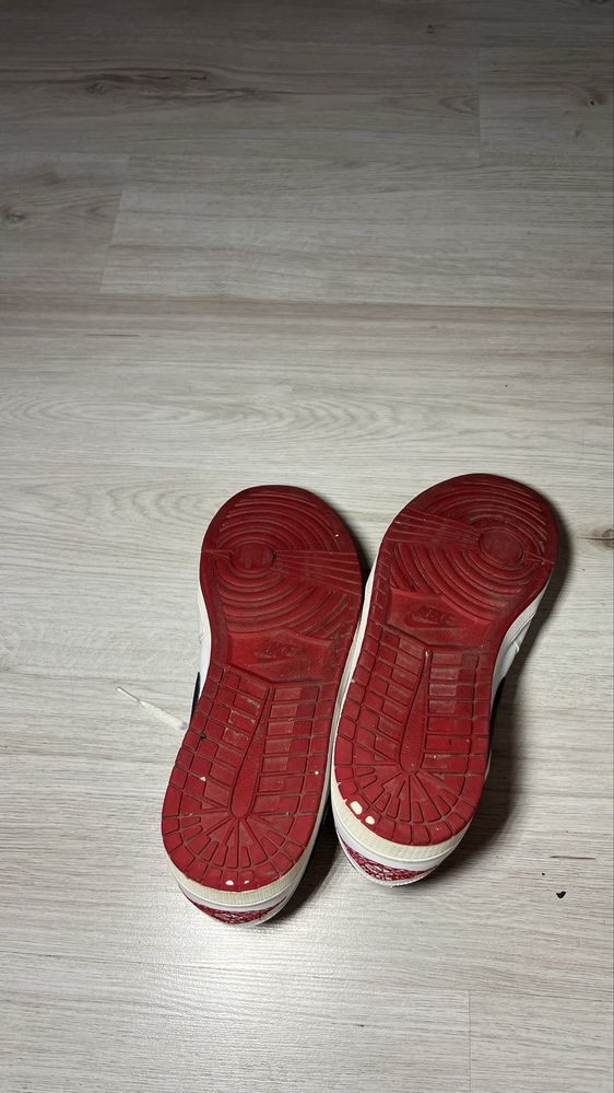 Jordan 1 low white university red нови