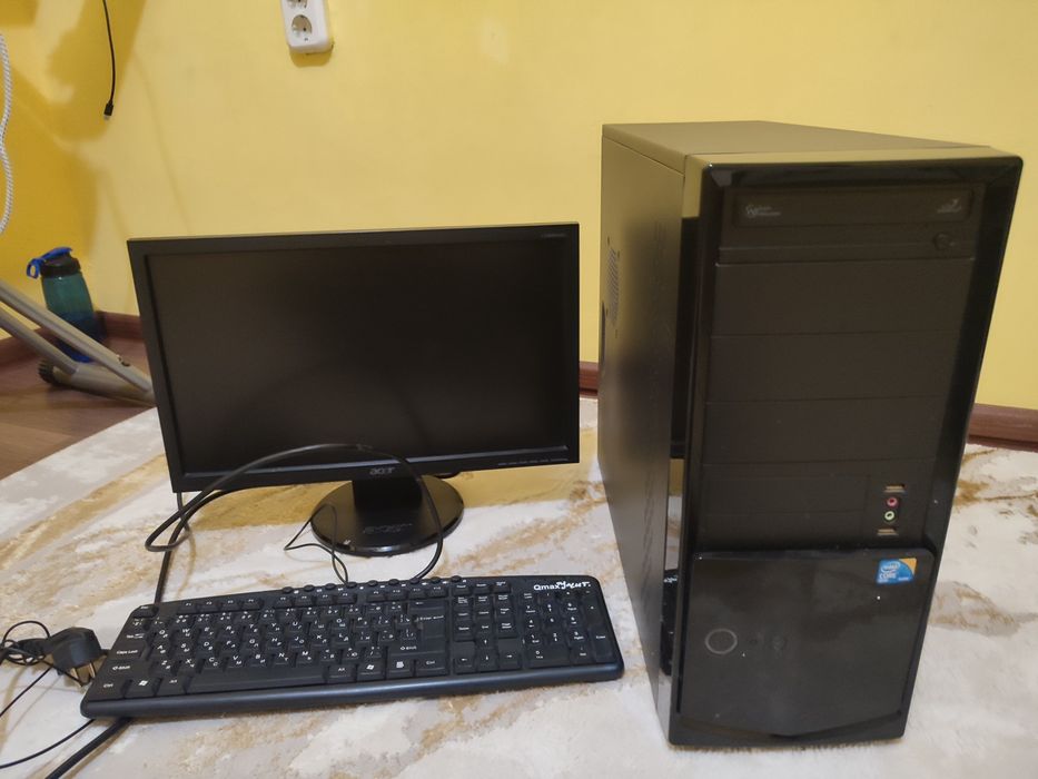 Компьютер(как будто из школы)