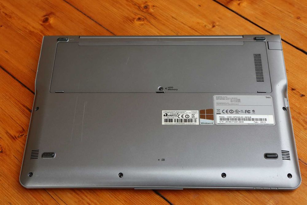 Лаптоп Самсунг с 12 гб РАМ с32 SSD  512 HDD за данни с тъчскрийн 13"