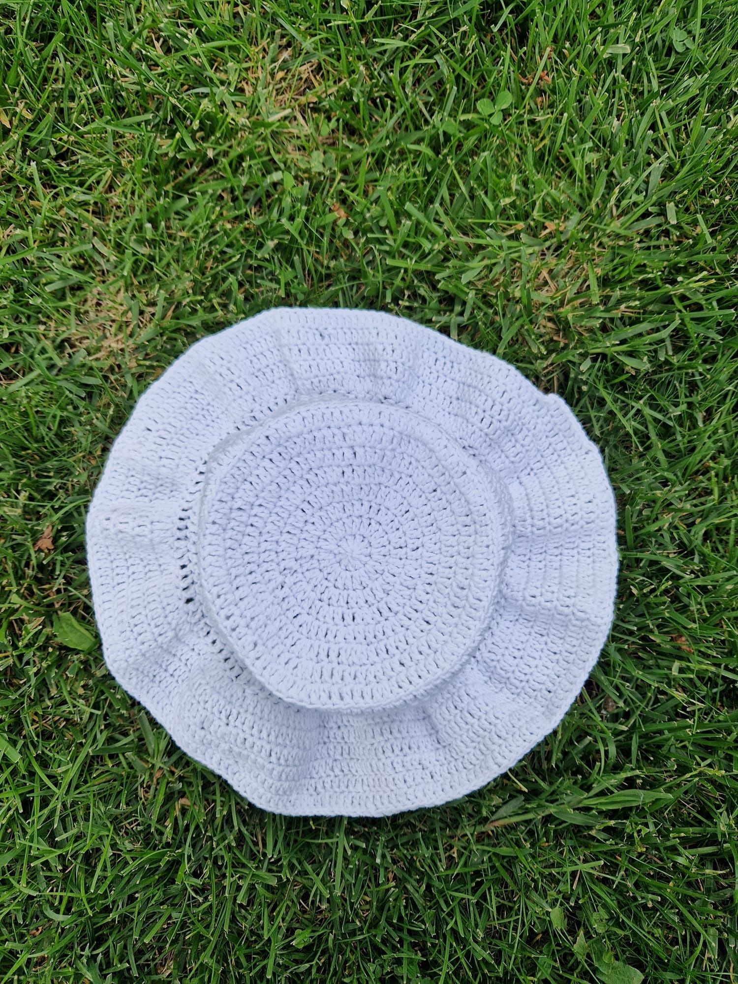 Pălărie alba croșetată