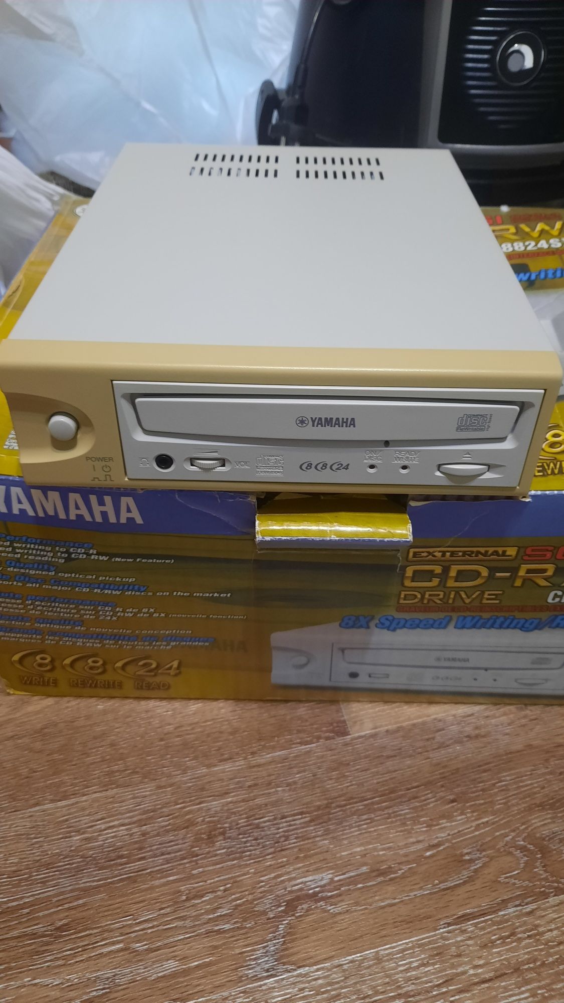 Дисковод новый YAMAHA CD-R-RW