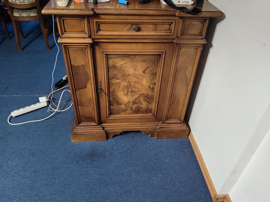 Продавам стари италиански мебели