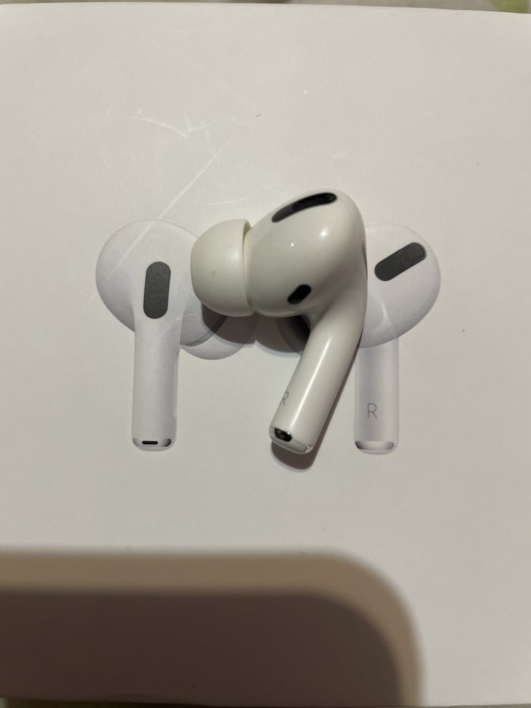 Apple Airpods pro правый наушник оригинал