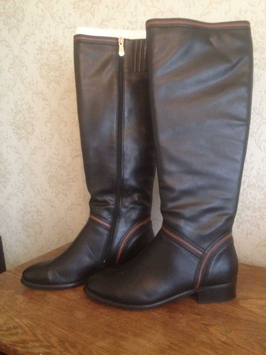 . Высокие сапоги черного цвета.