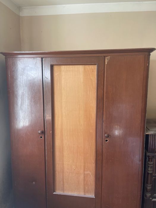 Shkaf va servant sotiladi