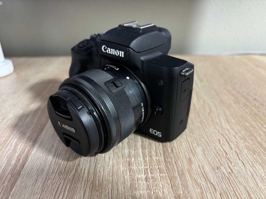 Canon M50 + Obiectiv 15-45mm + Card 32GB + Cablu date original