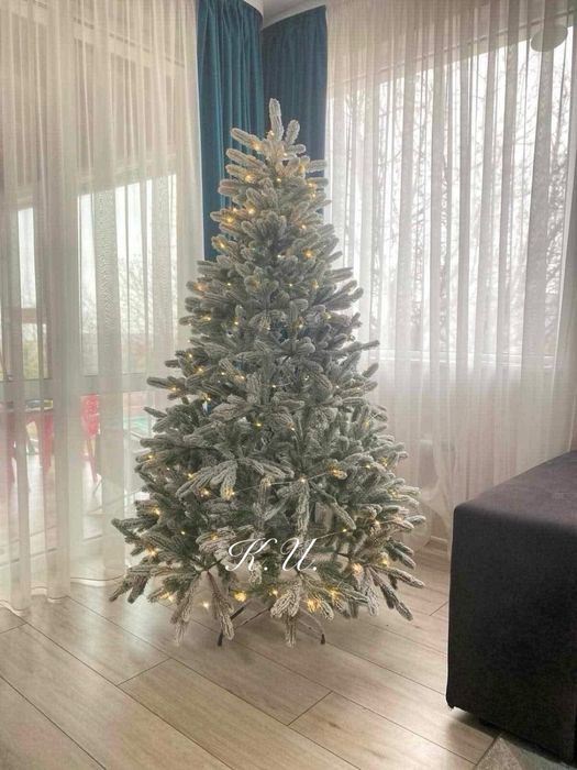 Красива и стилна заснежена елха с метална стойка