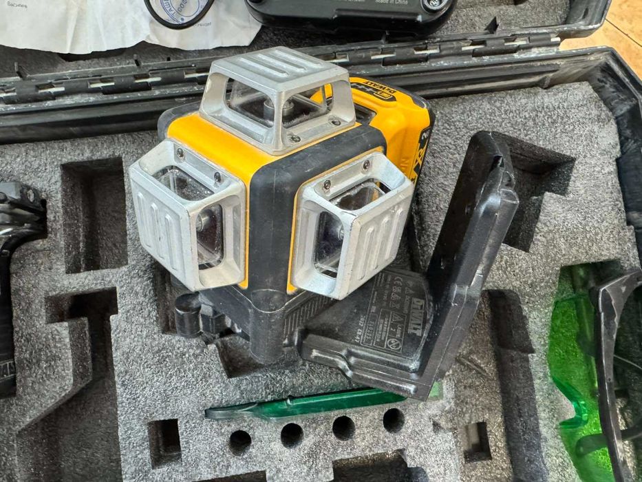 Лазерен нивелир DeWALT DCE089D1G с 3 лъча