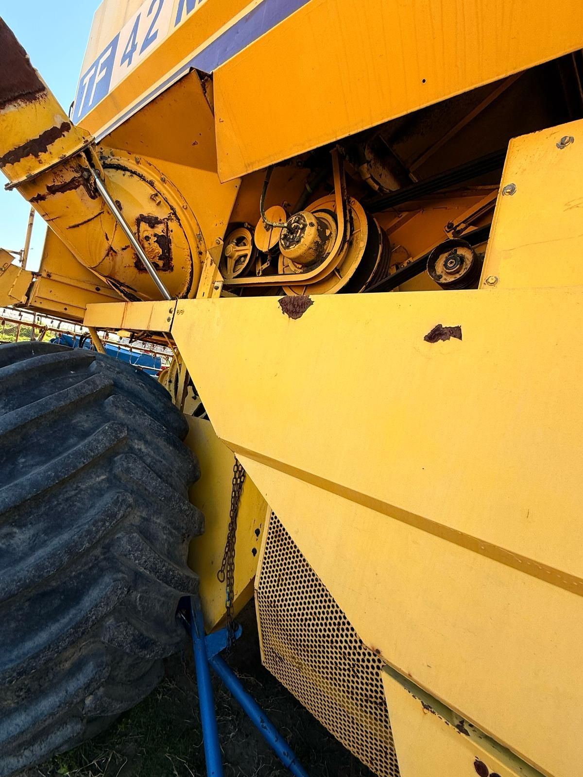 Vând Combină New Holland TF 42