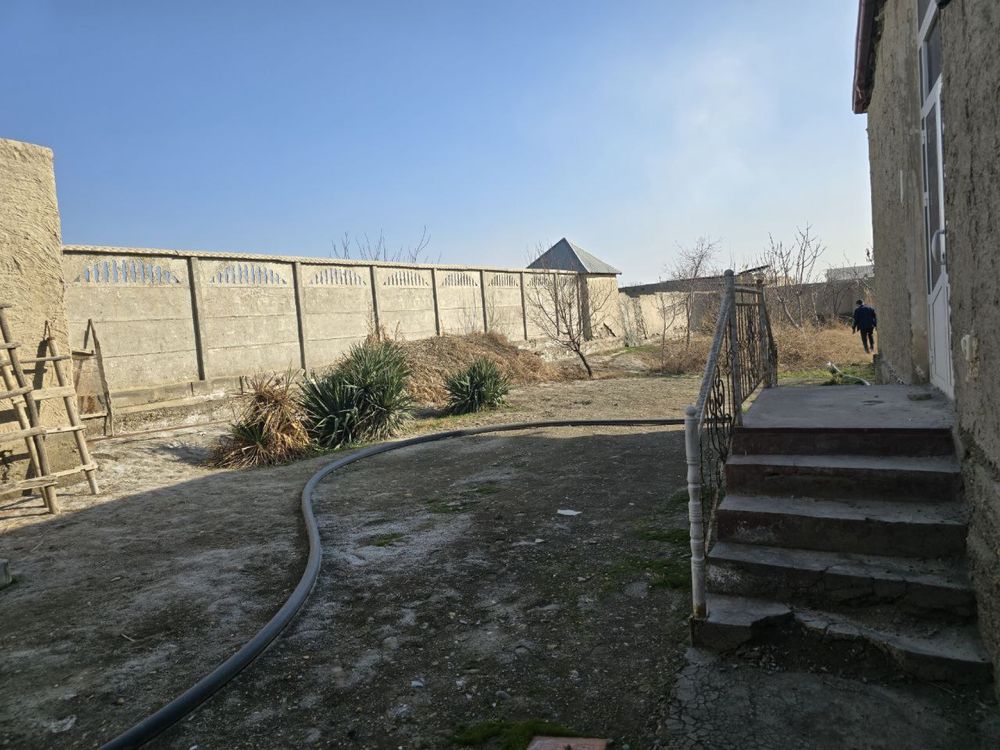 Navoiy shahar Uyrot yo’lni usti hovli sotiladi