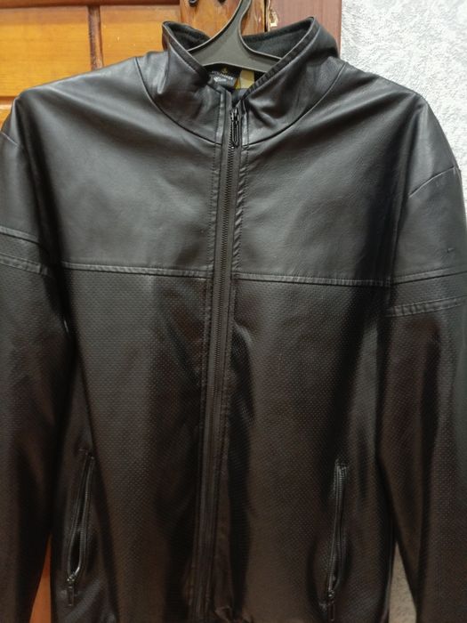 Продам кожаную куртку 52 размер