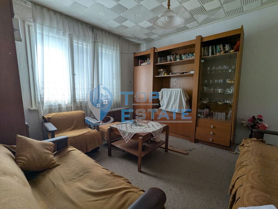 Двуетажна тухлена къща с кладенец в село Поликраище, област Велико Тъ