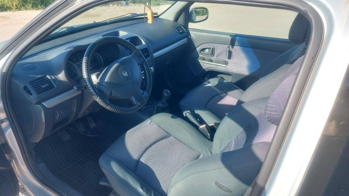 Renault Clio 2001 година