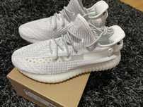 Vand pereche de yeezy uri