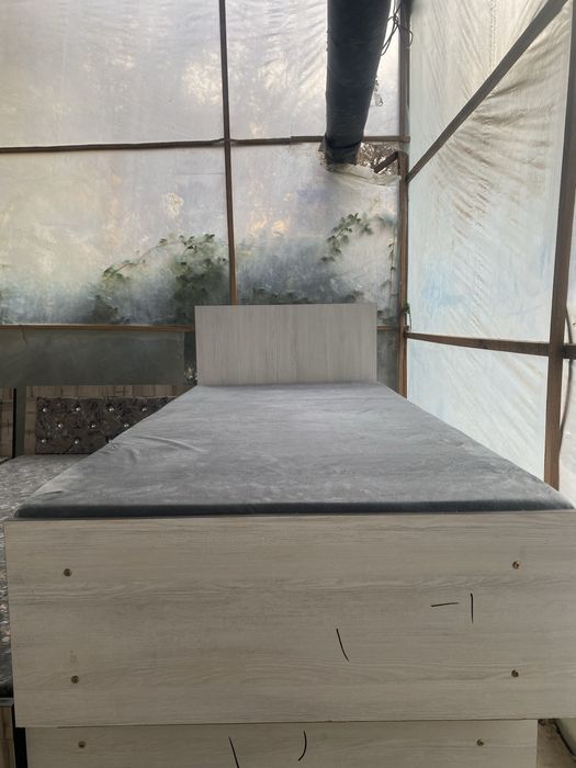 1 kishilik devan (spalni) ham shkaf ham sandiq