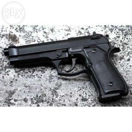 Pistol *SEMI AUTOMAT* Beretta V.2 (Cu Aer Comprimat CO2) Nou Airsoft