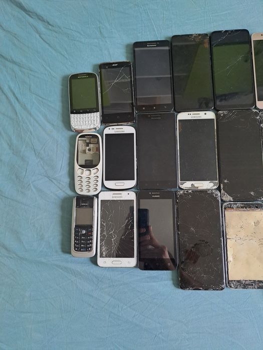 Vand lot telefoane și tablete pt piese