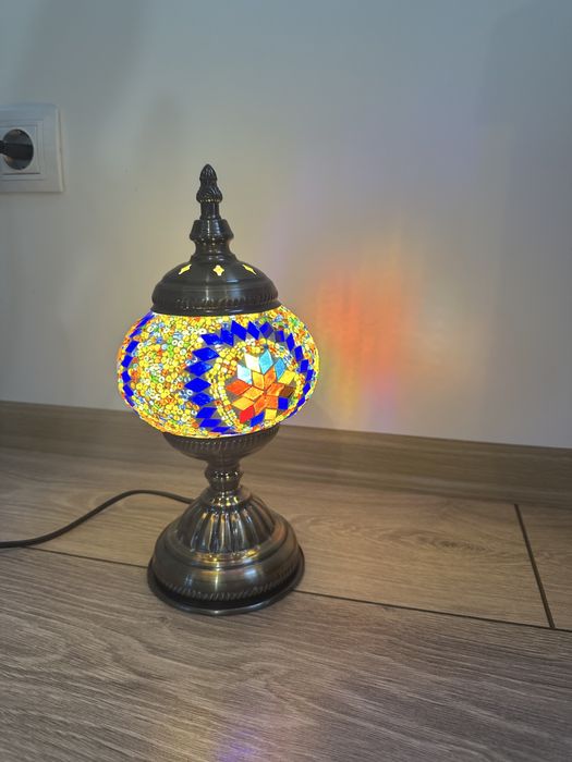 Декоративна настолна лампа