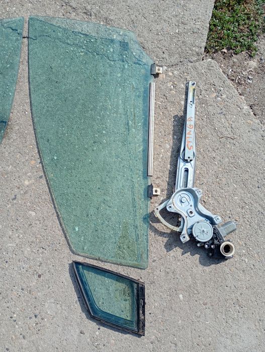 Vînd geam Toyota avensis 2011