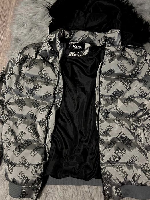 Geacă Karl Lagerfeld purtată ocazional