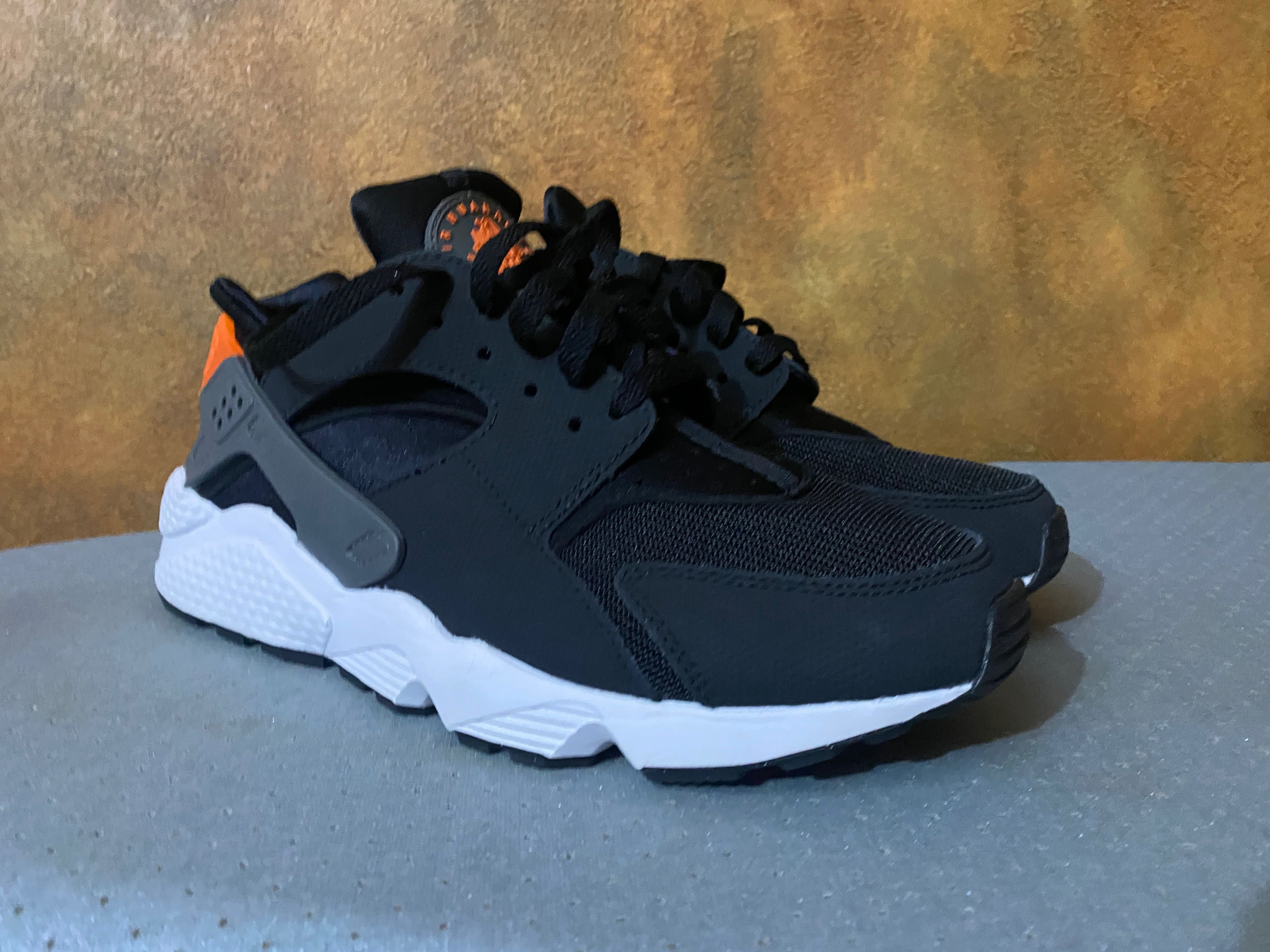 Adidasi Huarache noi