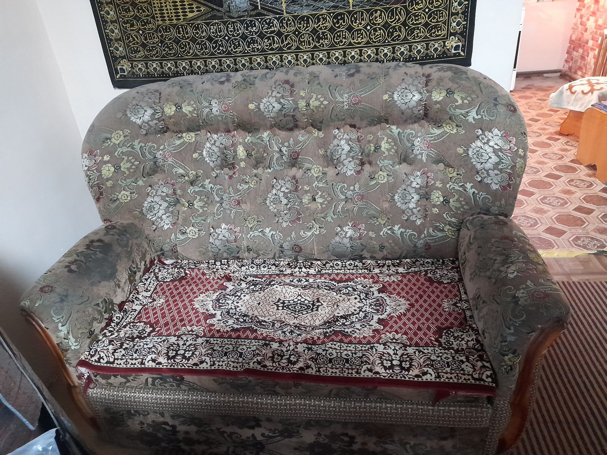Продам диваны в среднем состоянии
