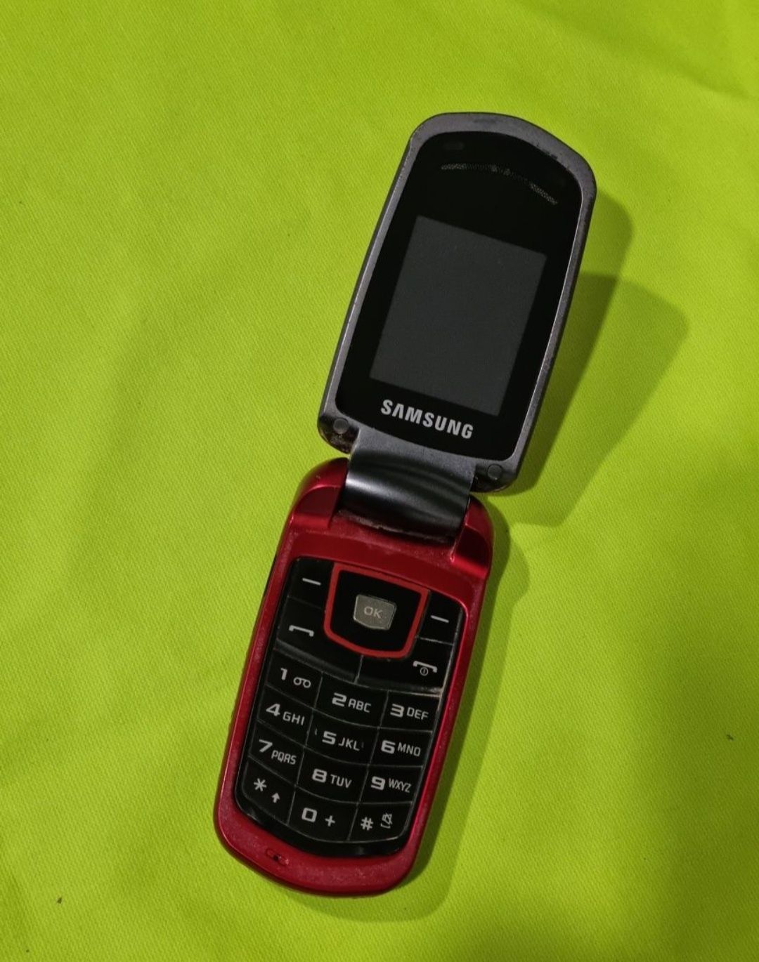 Telefon cu clapeta E2210B cu incarcator