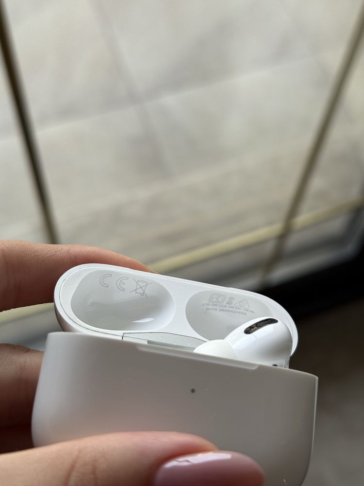 air pods pro кейс с правым наушником