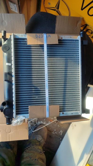 Радиатор на Мерседес W124 111 двигаьел