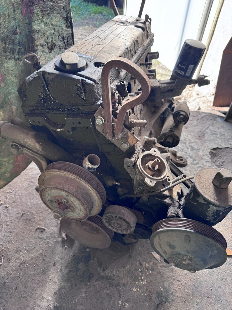 Двигател Mercedes M102 2.0
