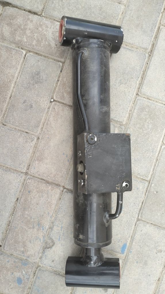 Продается циллиндр(б/у) подъемника JLG-450!