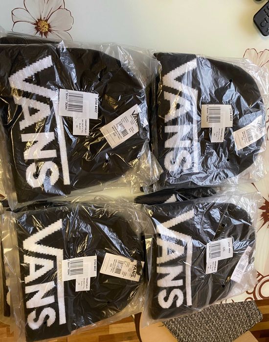 Caciula  VANS   UNISEX   Marime  universala  negru ,ORIGINALE