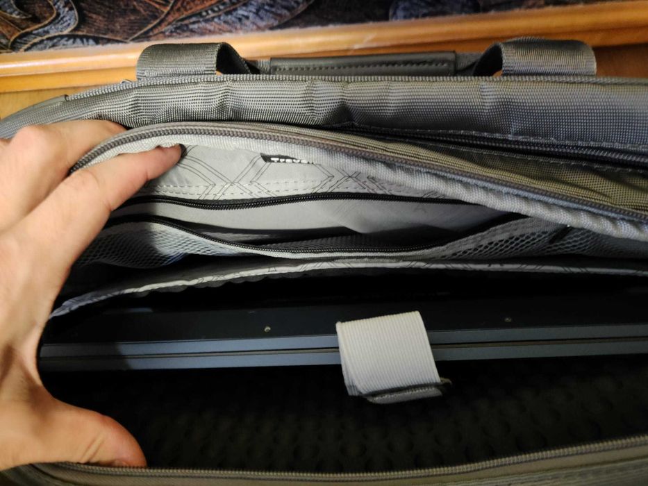 Geanta laptop (41 x 30 cm) si documente Travelpro (putin folosita)