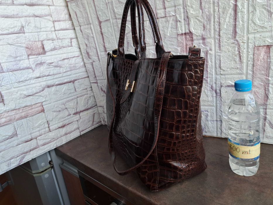 дамска чанта,кафява лачена чанта-естествена кожа тип крокодилска