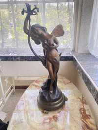 Антична бронзова статуя илюстрираща женска фигура