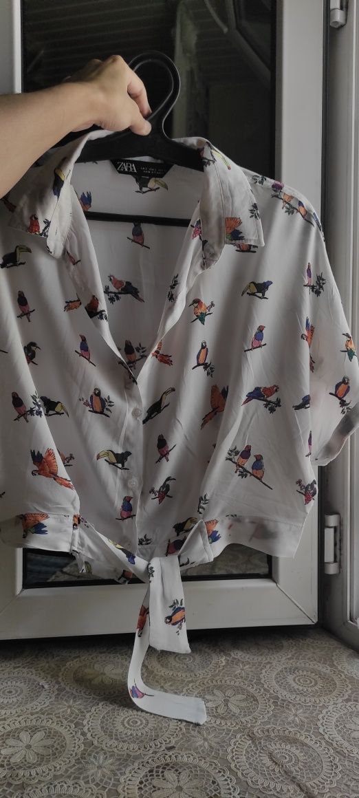Рубашка белая с попугайчиками