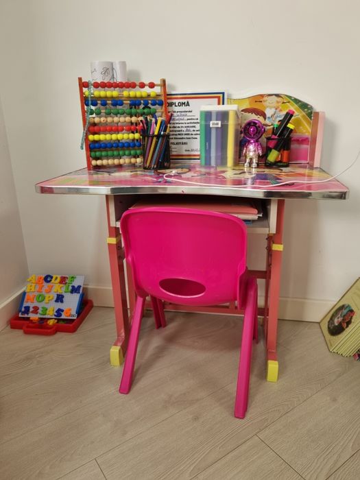 Vând birou copii 3-6 ani, fetite + bucatarie